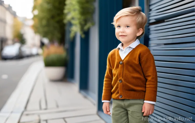 모이몰른의 최신 컬렉션 - A smiling preschooler, approximately 4-5 years old, warmly dressed in a stylish MoiMoi Lun autumn/wi... 모이몰른의 최신 컬렉션 - A smiling preschooler, approximately 4-5 years old, warmly dressed in a stylish MoiMoi Lun autumn/wi...